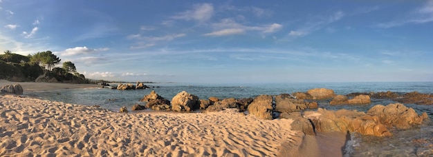 Panoramisch uitzicht op een Corsica strand met rots in de zee zomervakantie
