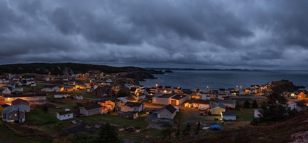 Panoramisch uitzicht op een klein stadje aan de kust van de Atlantische Oceaan