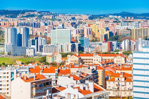 Panoramisch uitzicht op een moderne stad met commerciële en residentiële gebouwen, Lissabon, Portugal