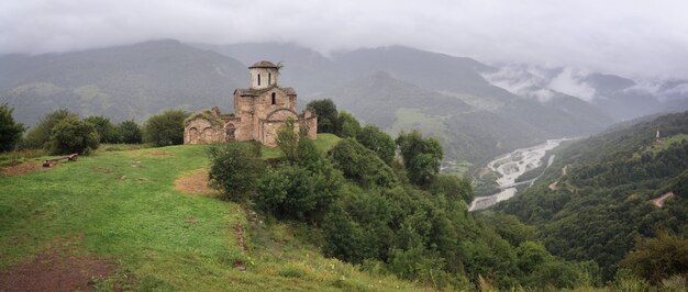 Panoramisch uitzicht op een oud klooster op de top van een berg in de Kaukasus in Rusland.