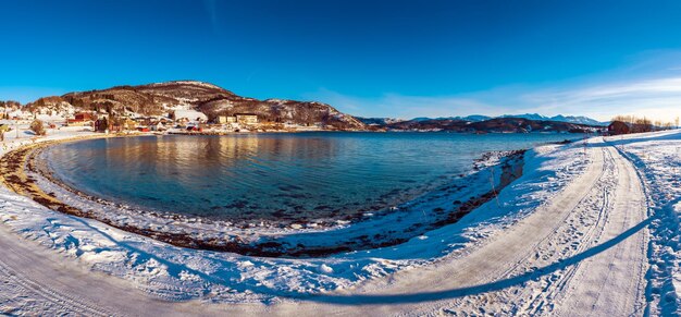 Panoramisch uitzicht op een prachtig wintermeer met besneeuwde bergen op de Lofoten-eilanden in Noord-Noorwegen