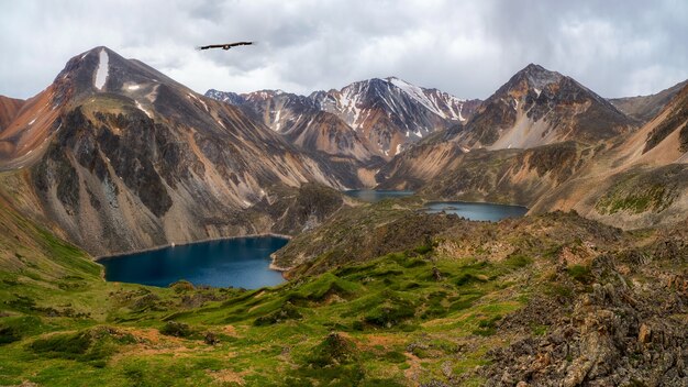 Panoramisch uitzicht op een schoon bergmeer in de Altai. Prachtig turkoois meer. Ongebruikelijk transparant meer in de herfsttijd.