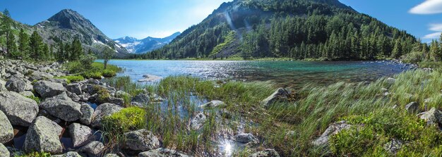 Panoramisch uitzicht op een wild meer in het altai-gebergte op een zomerochtend