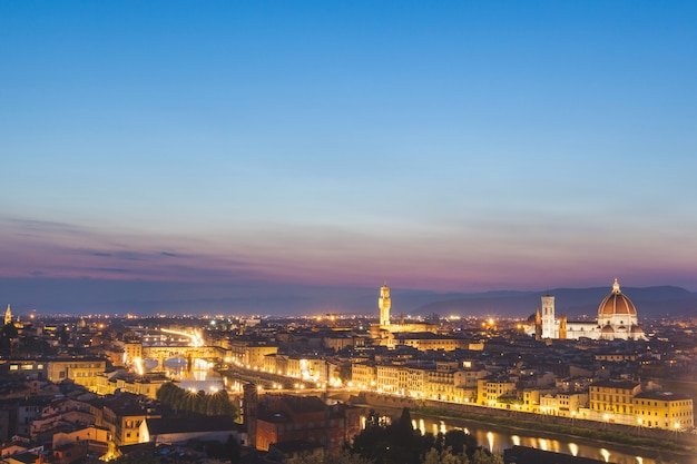 Panoramisch uitzicht op Florence in de schemering