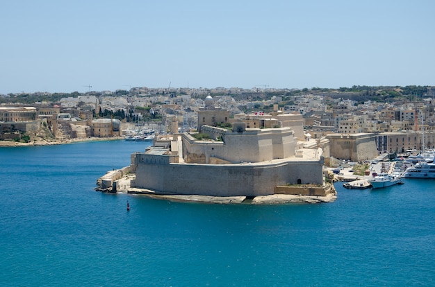 Panoramisch uitzicht op fort St. Angelo in Malta