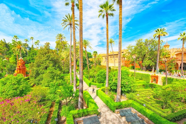 Panoramisch uitzicht op grote en mooie tuin - tuinen van Royal Alcazar in Sevilla. Spanje.