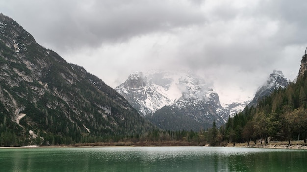 Panoramisch uitzicht op het Braiesmeer in de Alpen Italië