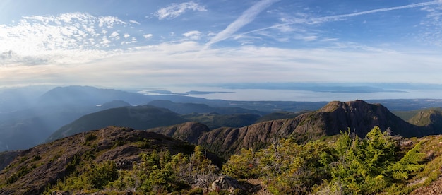 Panoramisch uitzicht op het Canadese berglandschap tijdens een levendige zomerdag