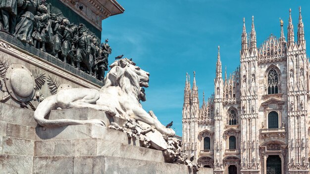 Panoramisch uitzicht op het centrum van Milaan met leeuwenbeeld in de zomer Italië Beroemde kathedraal van Milaan Duomo di Milano op de achtergrond