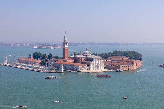 Panoramisch uitzicht op het eiland San Giorgio Maggiore vanaf de Campanile van San Marco. Landschap van zomerdag en zonnige blauwe lucht