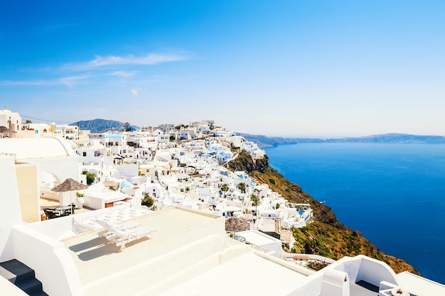 Panoramisch uitzicht op het eiland Santorini, Griekenland. Mooie zomerse zeegezicht. Beroemde reisbestemming