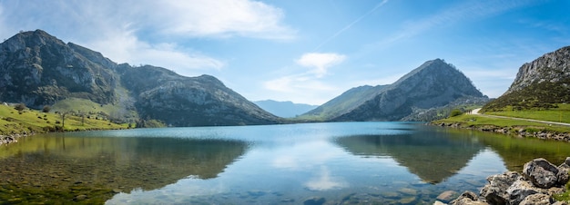 Panoramisch uitzicht op het Enolmeer in de meren van Covadonga Asturië, Spanje