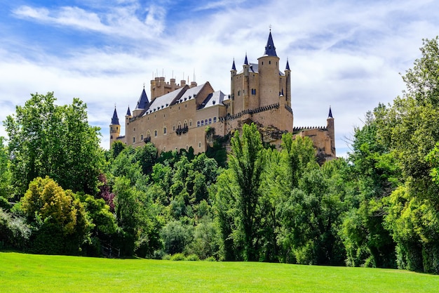 Foto panoramisch uitzicht op het enorme middeleeuwse kasteel van segovia, een werelderfgoed in spanje