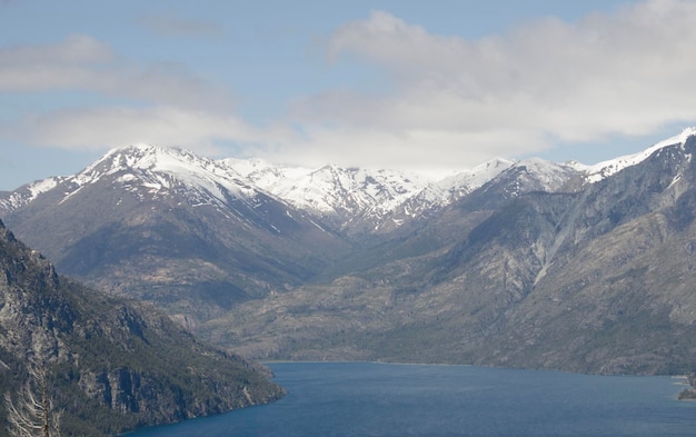 panoramisch uitzicht op het epuyen meer met de bergen van de Andes van