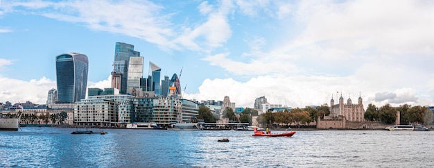 Panoramisch uitzicht op het financiële district van Londen met veel wolkenkrabbers in het centrum van Londen.