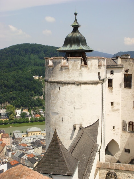 Panoramisch uitzicht op het fort en de stad op een zomerdag Salzburg Oostenrijk