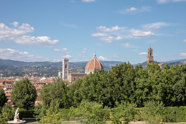 Panoramisch uitzicht op het historische centrum van de stad florence in italië vanaf de boboli-tuinen (giardino di boboli) is een park. zomerdag en blauwe lucht.