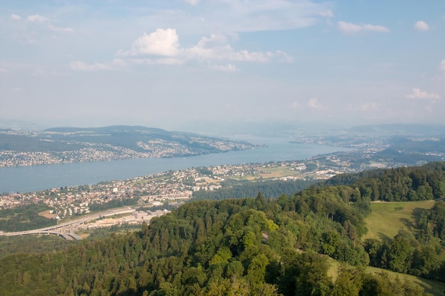 Panoramisch uitzicht op het historische centrum van Zürich met meer, kanton Zürich, Zwitserland. Zomerlandschap, zonneschijn, blauwe lucht en zonnige dag