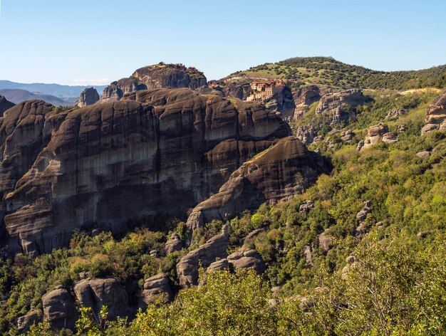 Panoramisch uitzicht op het klooster van de Heilige Drie-eenheid in het Meteora-gebergte in Griekenland