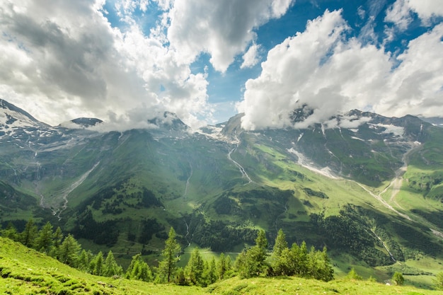 Panoramisch uitzicht op het landschap tegen een bewolkte hemel