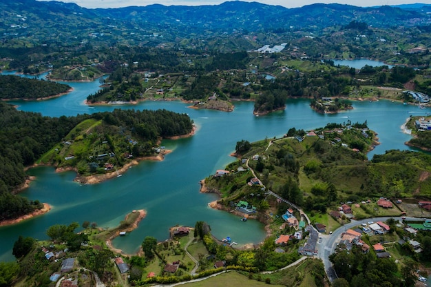 Foto panoramisch uitzicht op het landschap van het guatape-meer vanaf piedra del penol in medellin, colombia