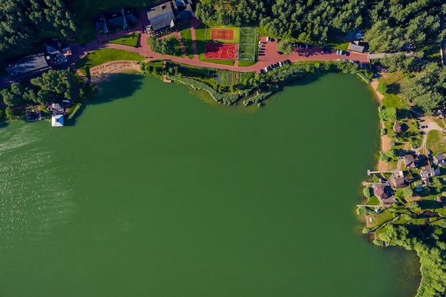 Panoramisch uitzicht op het meer in de vroege lenteochtend in de buurt van dorp Walchwil. Kanton Zug, Zwitserland, Europa.