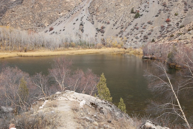 Panoramisch uitzicht op het meer Iskanderkul in de Fann-bergen van Tadzjikistan