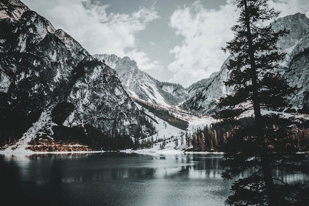 Panoramisch uitzicht op het meer van braies, italië