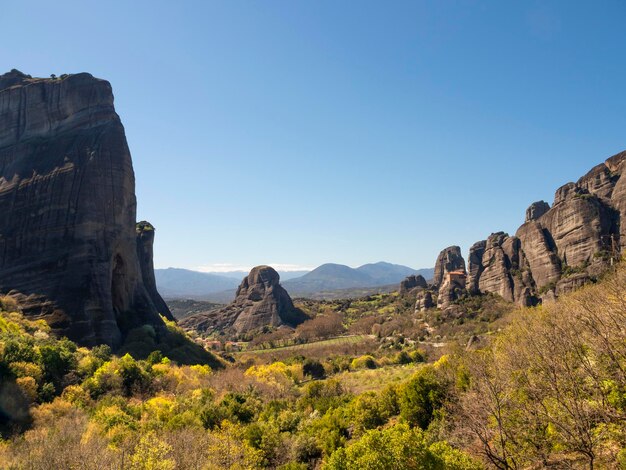 Panoramisch uitzicht op het Meteora-gebergte en het klooster van Sint-Nicolaas van Anapavsas vanuit Griekenland