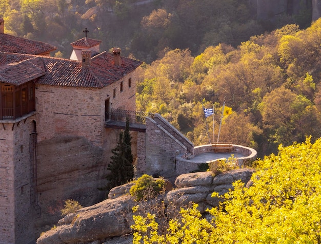 Panoramisch uitzicht op het Meteora-gebergte en het Rusanou-klooster vanaf het observatiedek in Griekenland