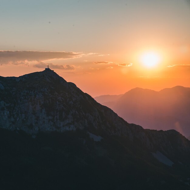 Panoramisch uitzicht op het nationale park van lovcen in montenegro bij zonsondergang. zomer reizen