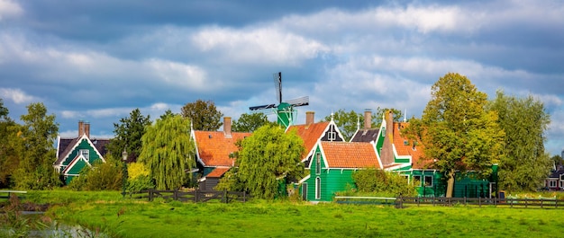 Foto panoramisch uitzicht op het nederlandse dorp zaanse schans in de buurt van amsterdam typisch nederlandse kassen en windmolens holland nederland