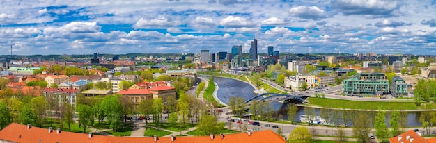 Panoramisch uitzicht op het oude stadsbeeld van Vilnius en de rivier Litouwen