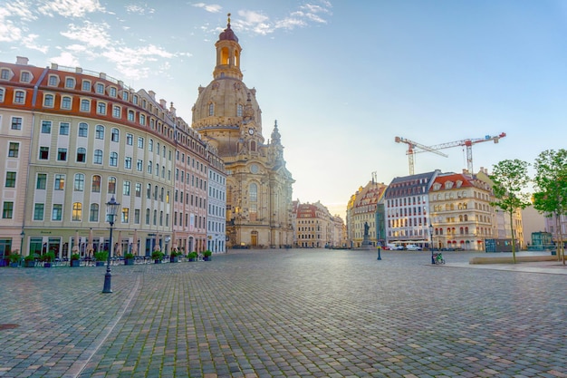 Foto panoramisch uitzicht op het plein neumarkt met de beroemde frauenkirche in dresden, duitsland