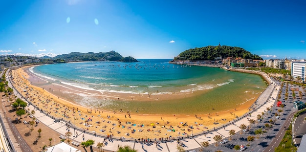 Panoramisch uitzicht op het prachtige strand van La Concha in de stad San Sebastian in de zomer Gipuzkoa Spain