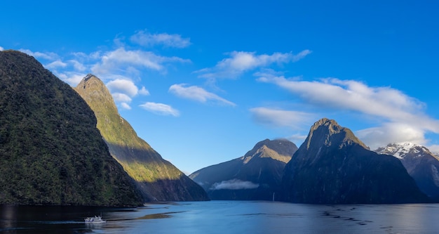 Foto panoramisch uitzicht op het schilderachtige landschap van de milford sound fjords in nieuw-zeeland