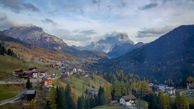 Foto panoramisch uitzicht op het stadsbeeld en de bergen tegen de lucht