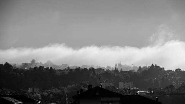 Foto panoramisch uitzicht op het stadsbeeld tegen de lucht