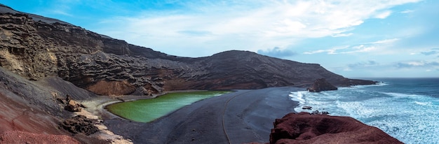 Panoramisch uitzicht op het strand van Charco Verde op de Canarische eilanden van Lanzarote in Spanje