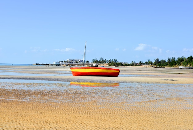 Panoramisch uitzicht op het strand van Vilanculos in Mozambique tijdens het laagwater Men kan de verschillende dhows zien rusten in het zand