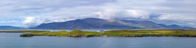 Panoramisch uitzicht op het typische schilderachtige landschap in IJsland met weilanden in de buurt van fjorden en gletsjers