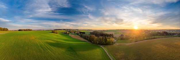 Foto panoramisch uitzicht op het veld tegen de hemel bij zonsondergang