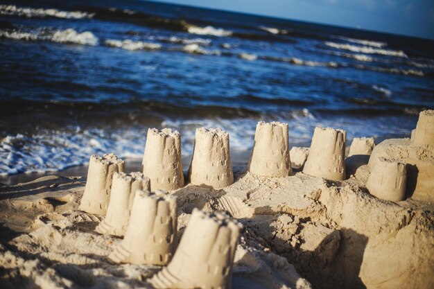 Foto panoramisch uitzicht op het zandkasteel aan het strand