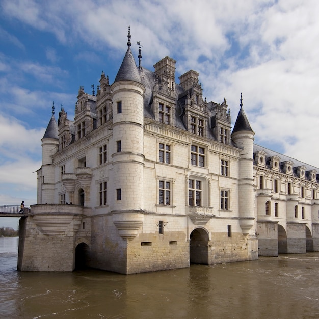 Panoramisch uitzicht op kasteel en tuin van Chenonceau tijdens de zomerdag