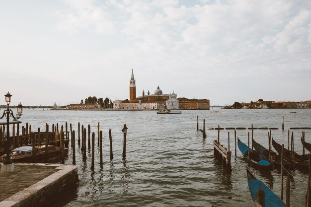 Panoramisch uitzicht op Laguna Veneta van de stad Venetië met gondels en weg San Giorgio Maggiore Island. Landschap van zomerochtend en dramatische blauwe lucht