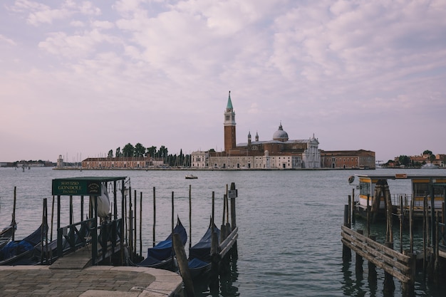 Panoramisch uitzicht op Laguna Veneta van de stad Venetië met gondels en weg San Giorgio Maggiore Island. Landschap van zomerochtend en dramatische blauwe lucht