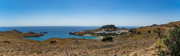 Panoramisch uitzicht op Lindos en de oude Akropolis op de heuvel Rhodos, Griekenland