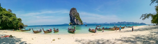 Panoramisch uitzicht op longtailboot geparkeerd om te wachten op toeristen in Ao Nang