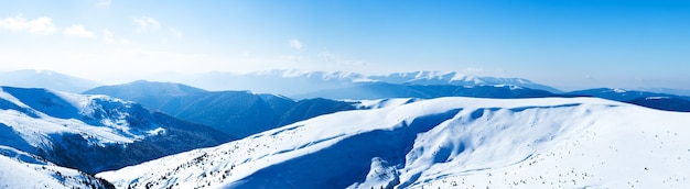 Panoramisch uitzicht op met sneeuw bedekte bergen