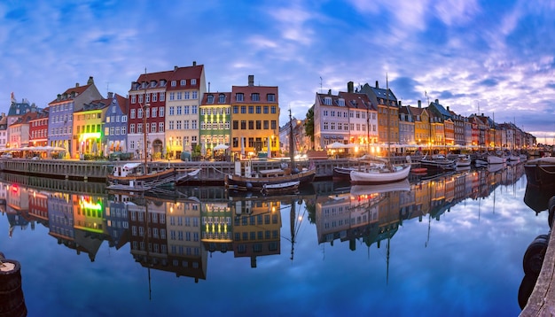 Panoramisch uitzicht op nyhavn met kleurrijke gevels van oude huizen en oude schepen in de oude stad van copenh...